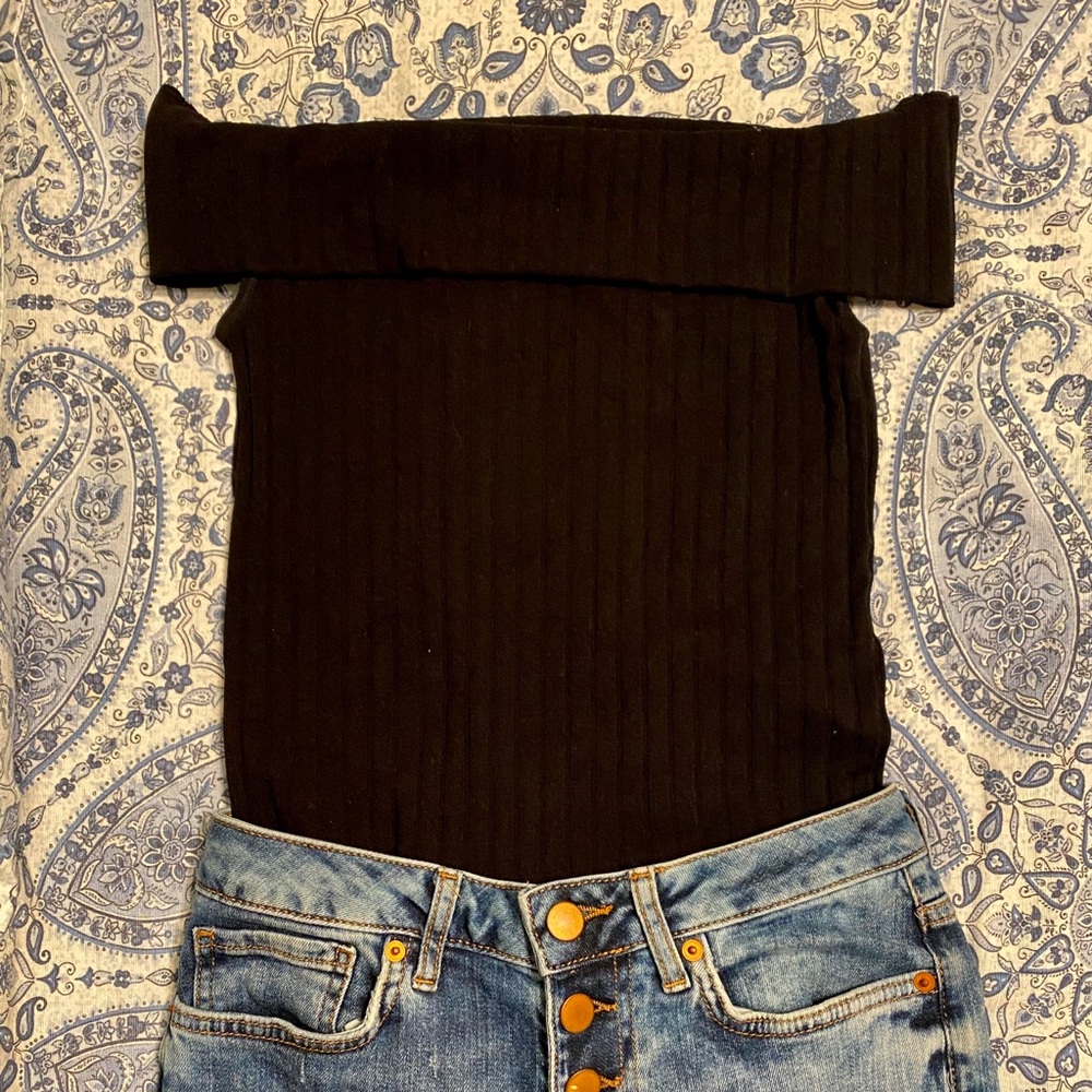 Black off-the-shoulder bodysuit🖤